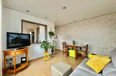 Apartamento de 2 dormitórios com elevador e garagem no menino deus próximo do shopping praia de belas e orla do guaíba