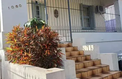 Casa de 5 dormitórios c/ 2 apartamentos individuais e 5 vagas de garagem no menino deus                                                   menino deus
