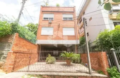 Apartamento de 2 dormitórios no bairro Higienópolis próximo ao Zaffari e entre as Av. Plínio Brasil Milano e Cristovão Colombo