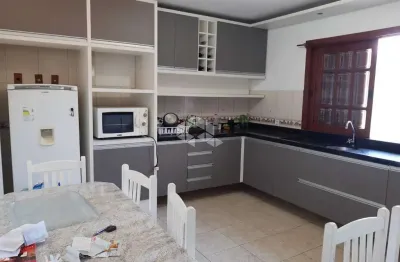 Casa á venda, 3 dormitórios, pátio, salão de festas, garagem, churrasqueira, zona norte.
