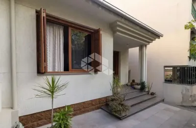 Ampla casa na felicissimo de azevedo, muito bem cuidada e conservada.