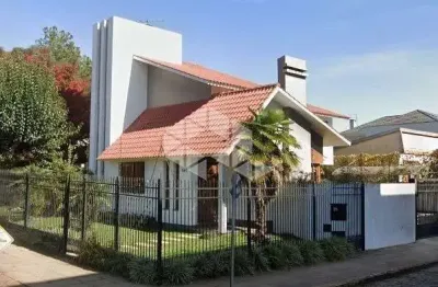 Casa de alto padrão com 5 dormitórios e 2 vagas de garagem no centro de vacaria.