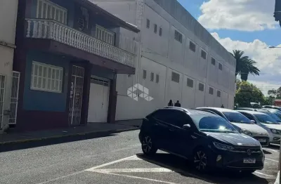 Casa de dois pisos com 4 dormitórios e 3 vagas de garagem no centro de vacaria!