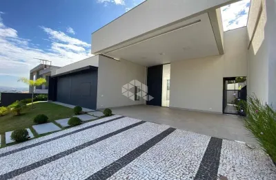 Casa à venda em condomínio fechado dentro da cidade