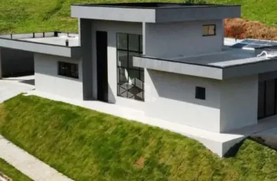 Casa com area gourmet e piscina a venda dentro de condomínio em atibaia