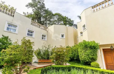 Casa alto padrão no jardim petrópolis, com 4 suítes e 5  vagas subsolo.