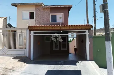 Linda casa à venda em atibaia com 2 suítes e 2 vagas de garagem área com churrasqueira