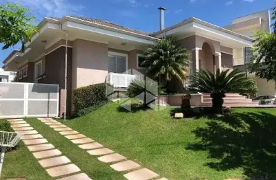 Linda casa térrea de condomínio, 3 suítes, excelente acabamento, para vender por r$ 2.350.000.000