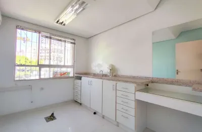 Apartamento de 2 dormitórios, com pátio privativo, no bairro são joão, em porto alegre.