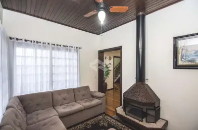 Casa com 4 dormitórios, suíte, lareira, churrasqueira, sacada, pátio e 3 vagas de garagem no bairro jardim itu, em porto alegre.