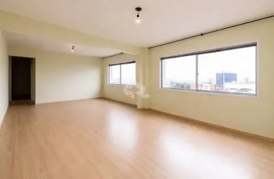 Apartamento 3 dormitórios, suíte, elevador, no bairro Santana, em Porto Alegre. Aceita financiamento e FGTS.