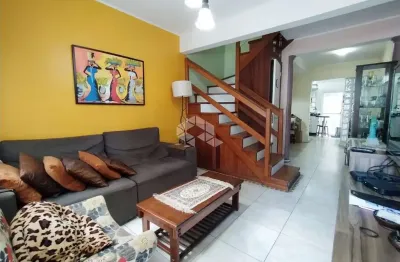 Casa triplex em condomínio fechado, 3 dormitórios sendo 1 suíte master no bairro humaita, em porto alegre