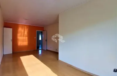 Casa com 7 dormitórios e 3 vagas de garagem, sacada, pátio, churrasqueira no bairro jardim itu sabará, em porto alegre.