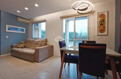 Apartamento 2 dormitórios, sacada, de frente, em condomínio com infraestrutura, e 1 vaga no bairro humaitá em porto alegre