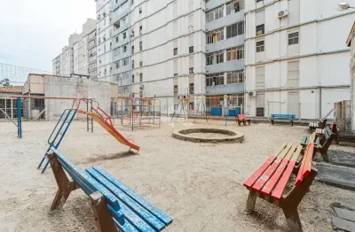 Apartamento 2 dormitorios, andar alto de frente, com elevador, e vaga coberta. no bairro humaita, em porto alegre