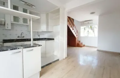 Casa em condominio de 2 dormitórios e 1 vaga de garagem, no bairro humaitá, em porto alegre.