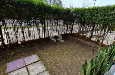 Apartamento 2 dormitórios com pátio e 2 vagas escrituradas no bairro humaitá.