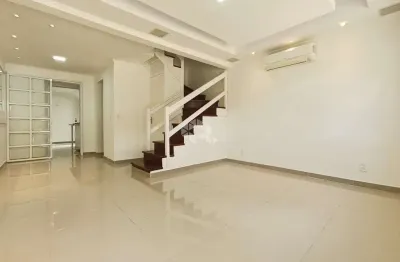 Casa em condomínio fechado, 3 dormitórios sendo 1 suíte americana,com vaga de garagem dupla coberta no bairro humaita, em porto alegre