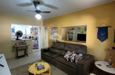 Casa com pátio e piscina, 2 dormitórios, com vaga de garagem no bairro alegria, em guaiba.