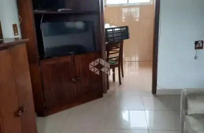 Apartamento semimobiliado com vaga e ótima localização