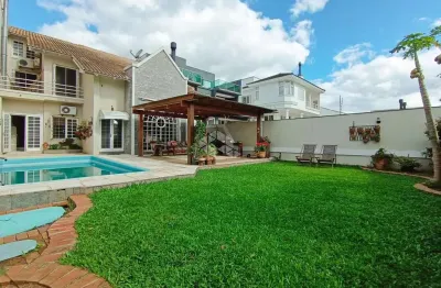 Casa com 303m2 de área construída, 3 dormitórios sendo 1 suíte, com 2 vagas de garagem, em porto alegre