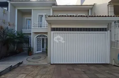 Casa com 303m2 de área construída, 3 dormitórios sendo 1 suíte, com 2 vagas de garagem, em porto alegre