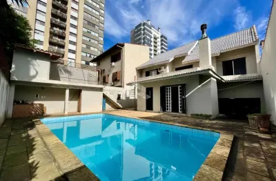 Casa de alto padrão com 4 dormitórios e 4 vagas de garagem, localizada no bairro jardim itu, em porto alegre.