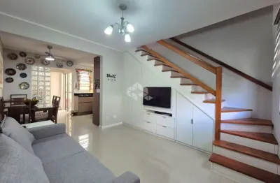 Casa em condomínio com 3 dormitórios e 1 vaga de garagem, no bairro humaitá, em porto alegre.