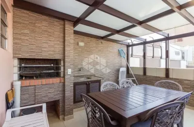 Cobertura com 2 dormitórios, no bairro Menino Deus, em Porto Alegre.