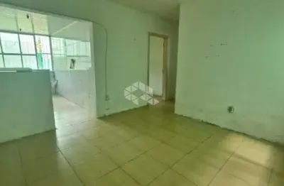 Apartamento de 1 dormitório com 1 vaga de garagem, no bairroo Humaitá, em Porto Alegre.