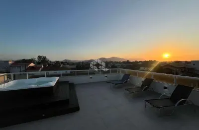 Cobertura 2 quartos sendo 2 suítes no bairro campeche - florianópolis/sc