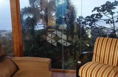 Casa de três  dormitórios sendo duas suíte na armação do pântano do sul - florianópolis