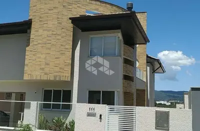 Casa de 4 dormitórios no bairro joão paulo - florianopolis/sc