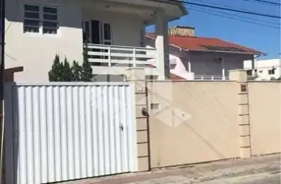 Casa 03 quartos uma suíte - bairro centro - palhoça - sc