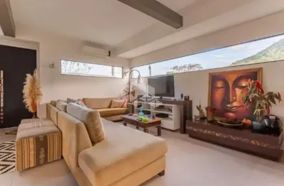 Casa 4 dormitórios sendo 2 suítes no bairro rio tavares - florianópolis/sc