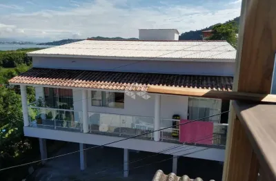 Prédio com 2 casas na costeira do pirajubaé florianópolis/sc