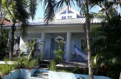 Mansão com 300m², piscina privativa e terraço com vista livre!