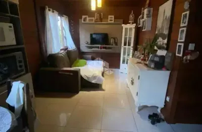 Casa com 3 quartos e 2 banheiros à venda no morro das pedras - próxima a mercado, farmácia, shopping, posto de saúde e praia.