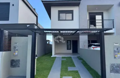 Casa geminada à venda no campeche em florianópolis com 3 dormitórios, churrasqueira e área externa gramada