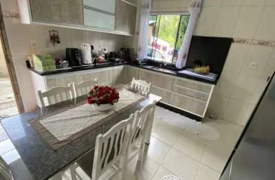 Casa de dois andares com 2 apartamentos superiores - não financia