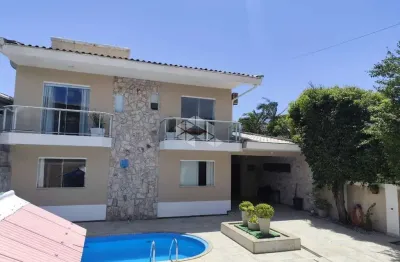 Casa de alto padrão a 50 metros da praia do campeche - porteira fechada