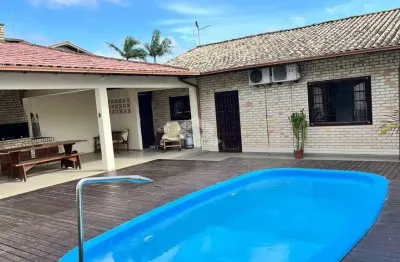 Casa à venda em palhoça com 2 quartos, suíte, piscina e excelente localização