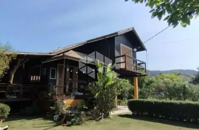 Casa Aconchegante com 4 Quartos (2 Suítes) no Rio Vermelho, Próxima à Praia e à Natureza