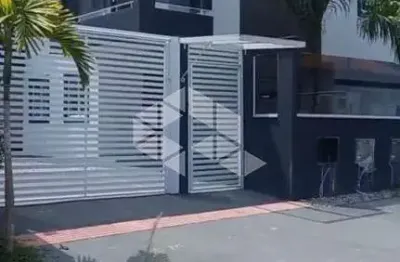 Casa à Venda em Canasvieiras com 2 Suítes, 3 Banheiros e Vaga Coberta