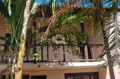 Duas Casas à Venda nos Ingleses do Rio Vermelho com Terreno e Entradas Independentes