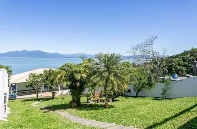 Propriedade exclusiva com duas residências e vista permanente para o mar