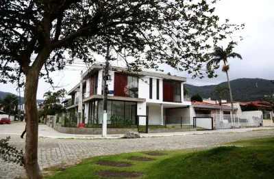 Casa mobiliada com 03 suítes em itacorubi - florianópolis/sc