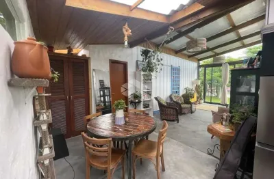 Casa mista com container de 2 dormitórios com closet, 80m² area construída, são joão do rio vermelho - florianópolis / sc