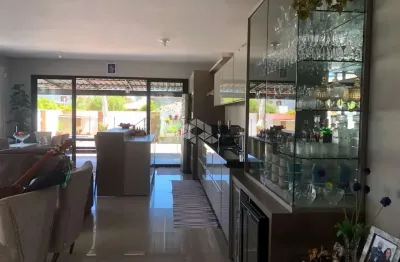 Sobrado semi-mobiliado com 3 suítes em florianópolis/sc