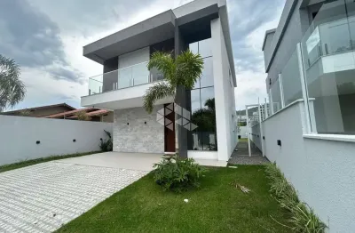 Casa com 03 suítes em cacupé / sc  fino acabamento, piscina e próximo ao comércio local.